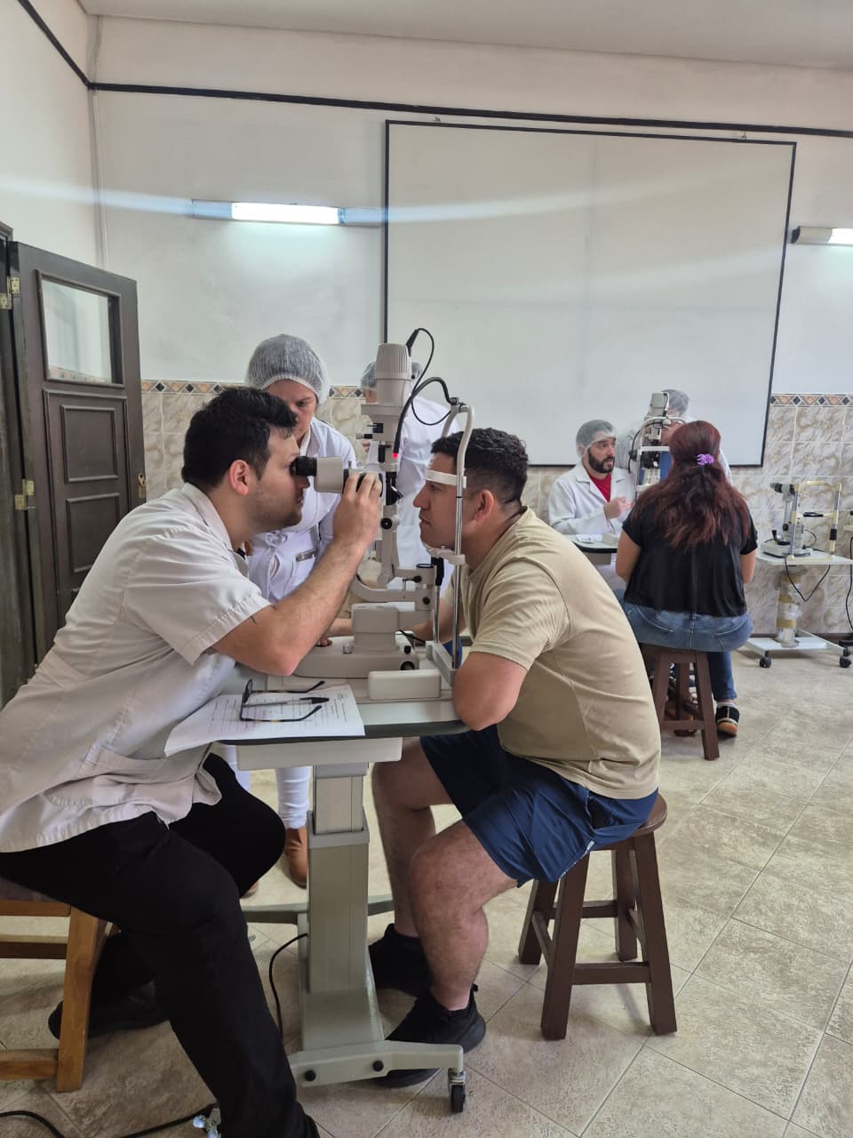 Estudiantes en taller óptico